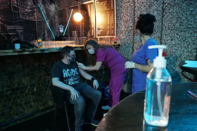 5.609 de braşoveni, vaccinaţi la locul de muncă