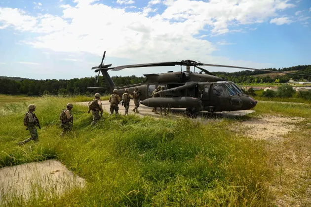 Armata recrutează civili. La ce armă ai face faţă afli la evaluarea de la Centrul Militar Zonal Braşov