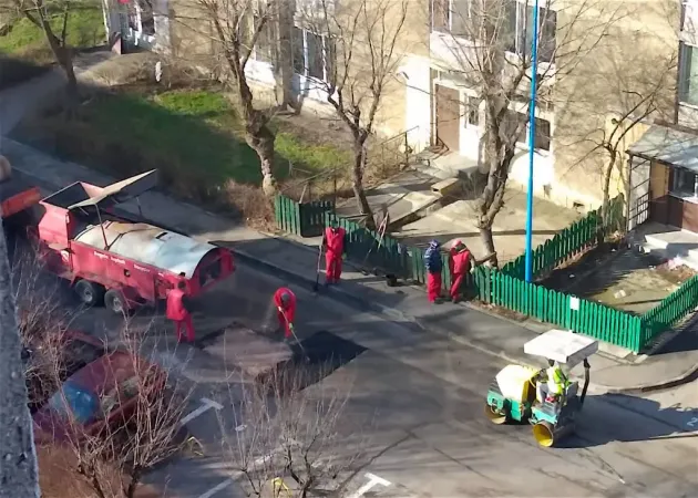 Consiliul Judeţean Braşov caută o firmă care să plombeze drumurile în 45 de zile