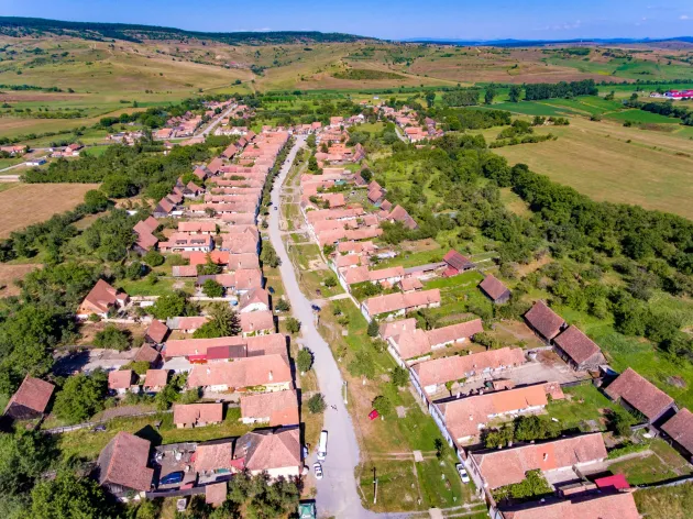 S-a semnat, drumul din Viscri intră în modernizare. În „satul Prinţului Charles”, strada va fi pavată cu pavele din bazalt, iar maşinile vor circula cu maxim 25 km/h
