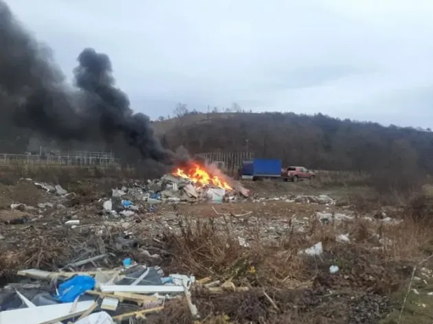 Arderea de deşeuri fără autorizaţie: fără avertisment, minim 50.000 de lei amedă