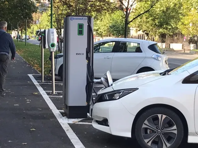 Primăria a anulat licitaţia pentru cele 15 staţii de încărcare a maşinilor electrica care urmau să fie instalate în şase zone ale Braşovului