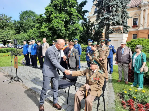 Au trăit un veac din istoria României şi au venit să sărbătorească tricolorul: „Am luptat sub faldurile acestui drapel, începând de la eliberarea Basarabiei, apoi pentru eliberarea Transilvaniei”