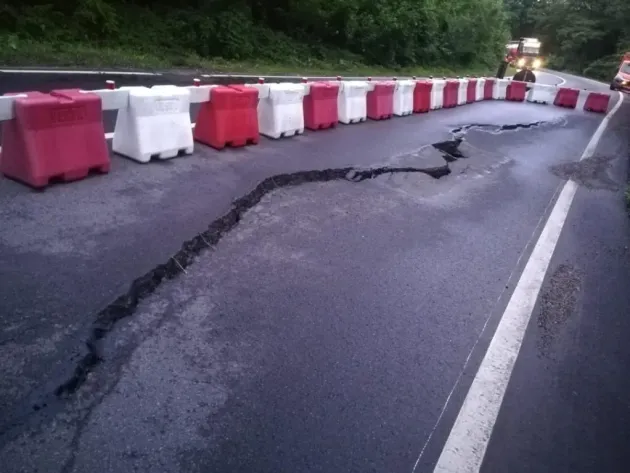DN 11 Braşov - Bacău: surpat pe 100 de metri