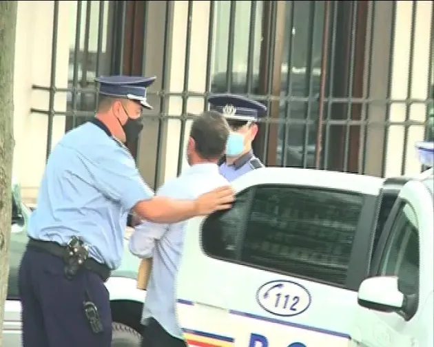 Doi hoţi, puşi în cătuşe: ea, din Neamţ - 2 ani condamnare, el, din Feldioara - 3 ani