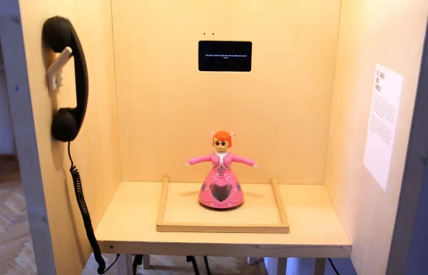 Expoziţie despre mame plecate în străinătate, la muncă şi copii lăsaţi acasă