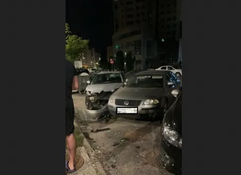 A lovit 3 mașini și a fugit. E legal, spune Poliția. L-a pedepsit „soarta”: i-a căzut plăcuța la locul faptei