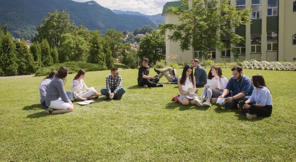 7 de 10 au rămas ai Braşovului. Doar unul dintre cei mai buni elevi ai promoţiei 2021 ales Ingineria, restul s-au îndreptat către Comunicare, Drept, Psihologie