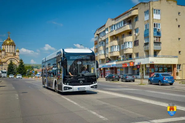 Primul autobuz electric asamblat în România, testat pe străzile Făgăraşului. „Nu e o promisiune de cumpărare”, spune primarul Gheorghe Sucaciu