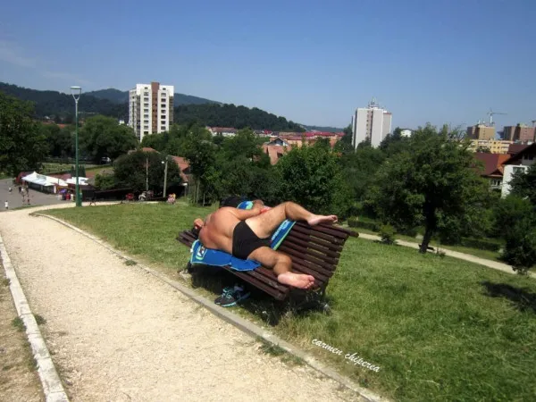 Unde nu-i şezlong, e bună şi o bancă: Indecenţa filmată iar, în Noua