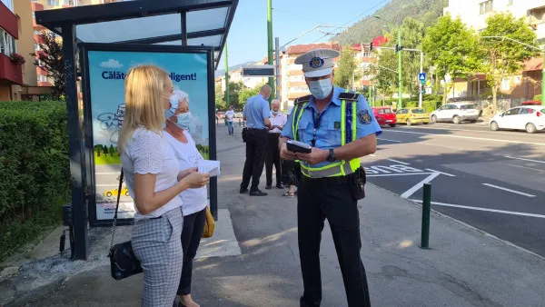 Pietoni grăbiţi, amendaţi de Poliţia Locală Braşov. Campania a fost derulată după ce marţi, o femeie a fost accidentată în timp ce trecea ilegal strada