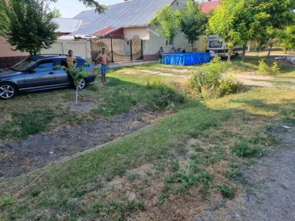 S-au răcorit, dar au „încins” internetul: piscina de la poartă, public-privată. De la Timişoara, cu valuri până la Braşov