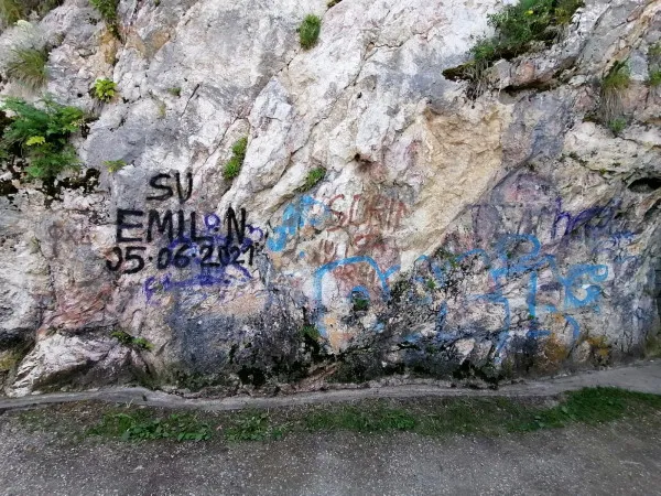 Nu le mai ajung blocurile, şi-au pus „şevalet” pe stânci. Tâmpa, un „magnet” pentru pasionaţii de grafitti