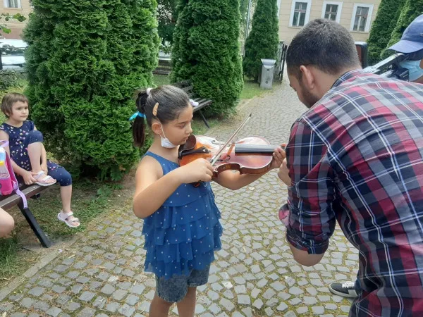 Lecţii de şi despre vioară, în natură: De la unul din cei mai mari violonişti pentru picii din Braşov
