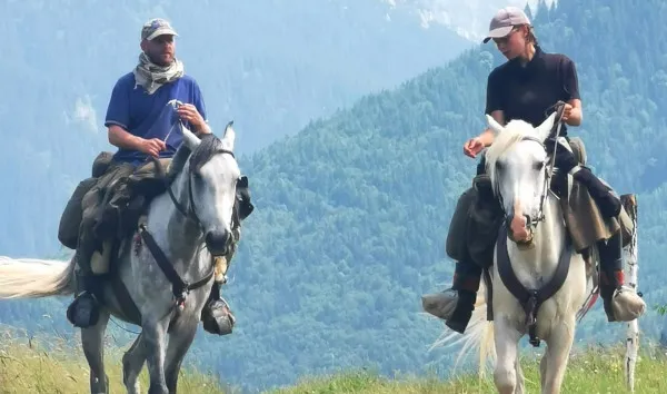 Din Mongolia, în Bucegi: Călăreţii rătăciţi prin Craiova au găsit Branul