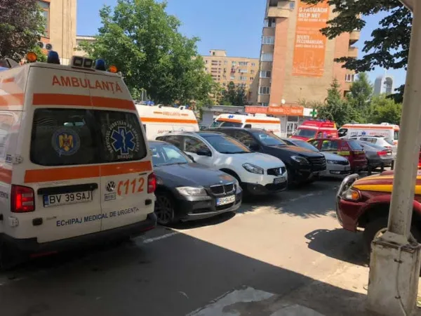 Ambulanţa-n drum, „personala” în parcare. Care a parcat ca un bou?
