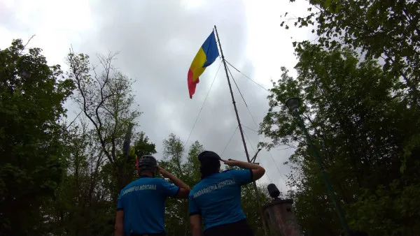 Azi pe Tâmpa, „Deşteaptă-te române”. Cântat în cor, de jandarmi şi fanfara Academiei Forţelor Aeriene