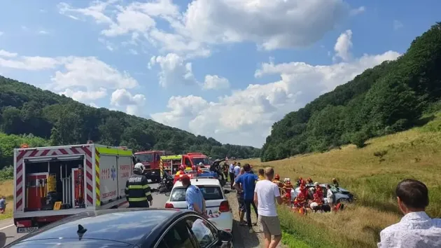 Încă o lumânare pe „Drumul Morții”. Impact violent între 2 mașini, una aruncată de pe șosea: 7 victime, 1 deces declarat pe loc