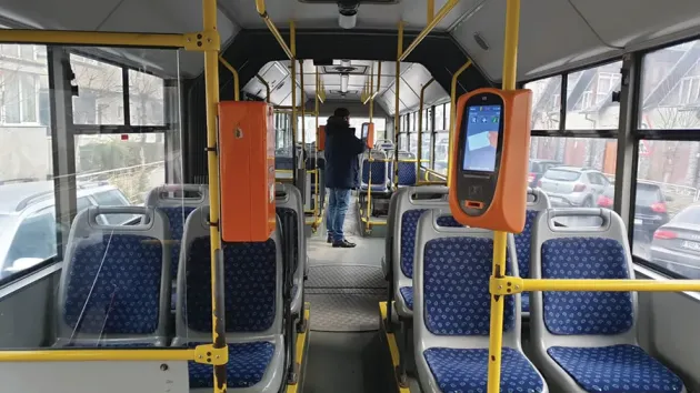 Bani, acte, bijuterii şi blănuri: în autobuz, doar pe propria răspundere