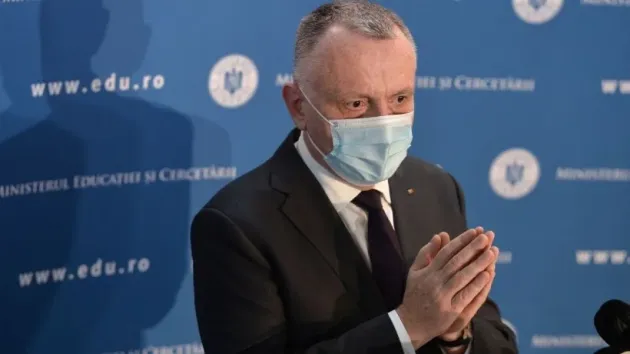 Profesorii nevaccinaţi vor fi testaţi periodic înainte de a intra la ore  