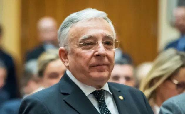Isărescu: Am trăit momente de panică, lumea şi-a scos banii din bănci