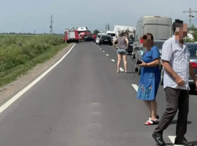 Prejmerul, blocat de un accident: 3 mașini, 3 oameni luați de SMURD, unul în stare gravă