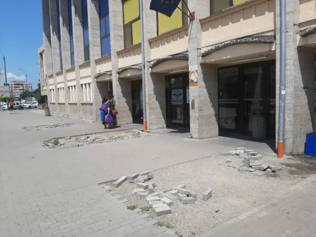 Din bijuterie, motiv de jenă. Bine aţi venit în „Braşov, cel mai frumos oraş din România”
