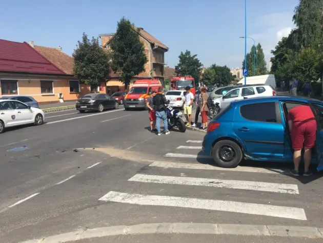 Motociclist vs şofer, orgolii în intersecţie