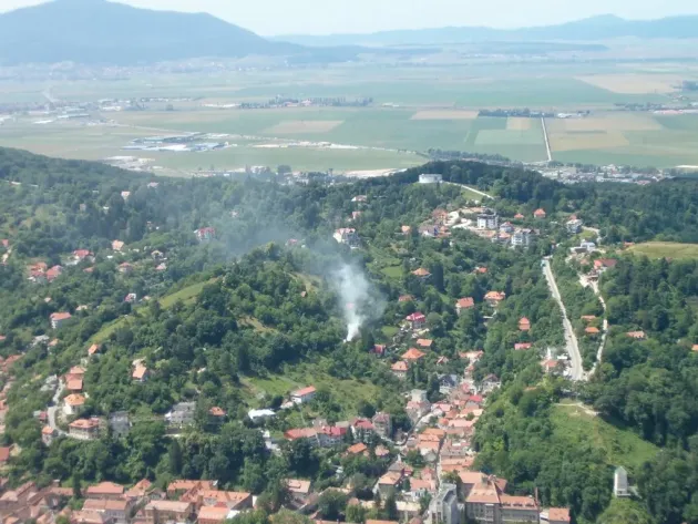 Casă cuprinsă de foc pe strada Sitei. 3 mașini de pompieri la intervenție