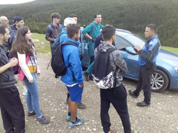 13 turişti cu ursul în faţă