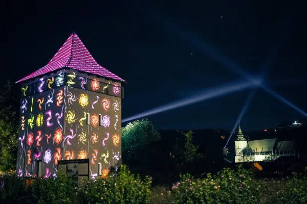 Braşovul, 26 - 29 august: Oraşul, ca o scenă de lumini. Ineditul din acest an: publicul va putea interacţiona cu proiecţiile prin intermediul unor lasere, iar acestea le vor răspunde muzical