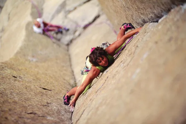 Catherine Destivelle, cea mai bună alpinistă din istorie, vine la Braşov