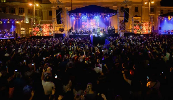 După Sibiu, un reloaded şi la Braşov, tot pe bani publici: „Romania Rocks!”, unul din cele 5 proiecte cu care Primăria Braşov a anunţat ieri că a completat lista de proiecte culturale