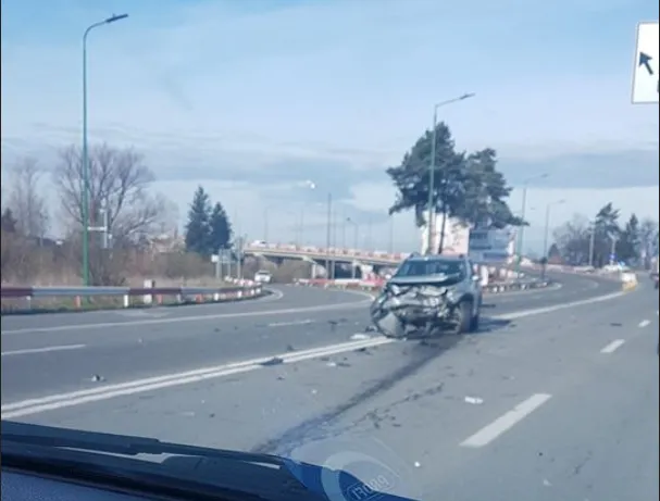 Podul de la Dârste: 3 maşini făcute praf, una „menghină” pentru şofer  