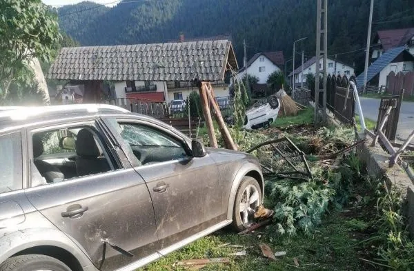 Un copil beat a făcut prăpăd prin Moieciu: două maşini distruse, în cale i-a stat şi gardul unei case