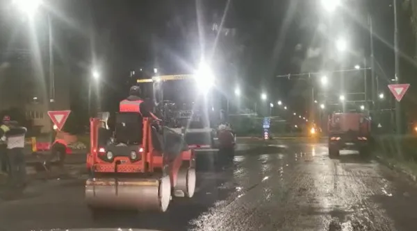 Ploaia i-a luat prin surprindere asfaltatori. În zona „Gemeni” din Brașov s-a asfaltat pe ploaie, dar constructorul a promis că va reface porțiunile cu probleme