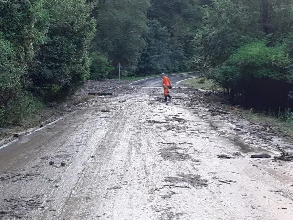 Drumul Săcele - Cheia, blocat câteva ore din cauza viiturilor