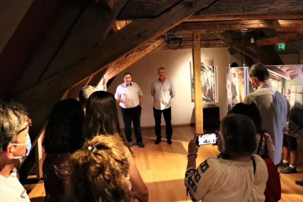 Chipuri şi veşminte din Şcheiul fotografiat de mii de ori, cu sute de „ghizi” locali