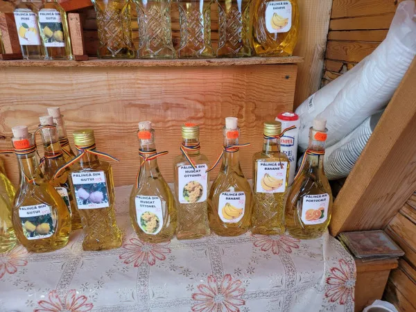 Pălinca, „făcătura” de Braşov şi şefii de la OPC:  Episodul penal cu banane de la Bran, portocale de la Codlea şi Muscat Otonel de pe dealurile Râşnovului 