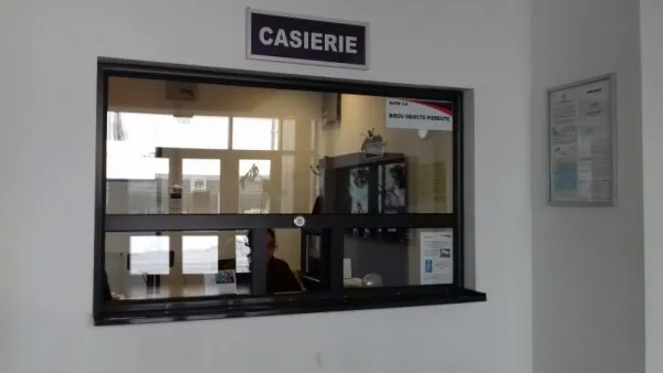 Găseşti un lucru de valoare în autobuz. Îl iei acasă şi-ţi vezi de drum sau îl predai şoferului?