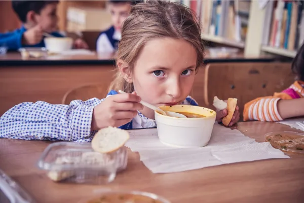 Judeţul Braşov a primit 15.304.000 lei pentru programul „Laptele şi cornul”. Doar elevii din Părău, Ticuşu şi Lisa vor primi „suportul alimentar”
