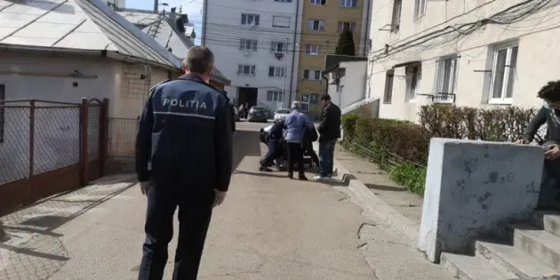 Ziua a înjurat-o pe stradă, noaptea s-a dus să-i rupă uşa