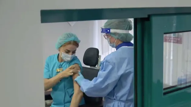 70% dintre medicii din spitalele publice s-au vaccinat împotriva COVID-19