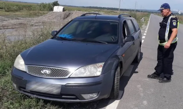 Afaceri de prostit proştii: 1.600 de euro o poză cu un permis