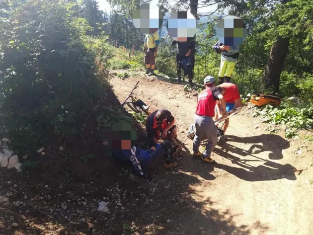 Trei turişti şi trei ciclişti accidentaţi pe munte
