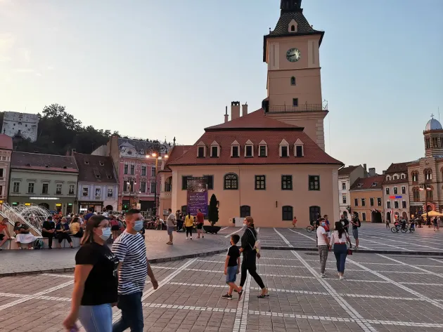 Vocea străzii din Braşov: Vaccinare anti-Covid la şcoală? Mai degrabă ba