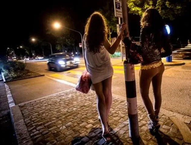 Director la fast-food, vindea şi carne vie. Director de resurse umane la o multinaţională din Braşov, a fost prins cu prostituata în casă