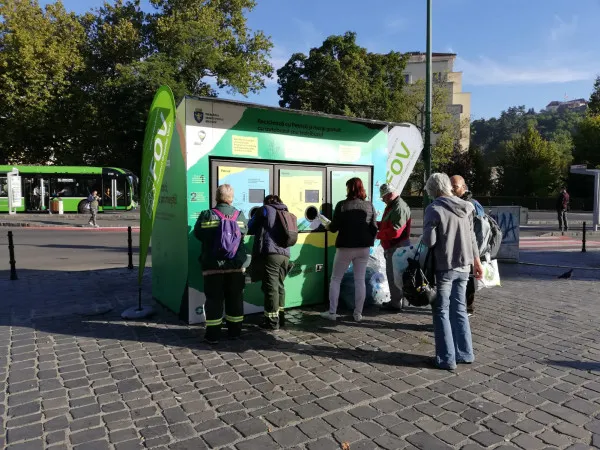 E coadă la Petrică! Automatul care reciclează ambalaje în schimbul biletelor de autobuz a colectat 7.242 de recipiente în doar două zile