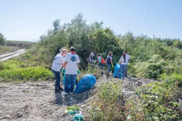 50 de angajaţi ai DS Smith din Ghimbav şi Zărneşti au strâns 3,4 tone de deşeuri din Lunca Bârsei