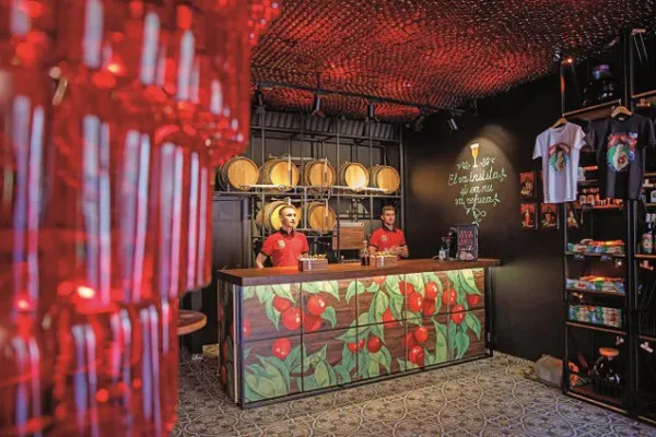 La Vişina Beată: Avem un bar în Braşov în care se comandă vişinată şi… doar vişinată. Costă cât o cafea, unii intră doar pentru poze